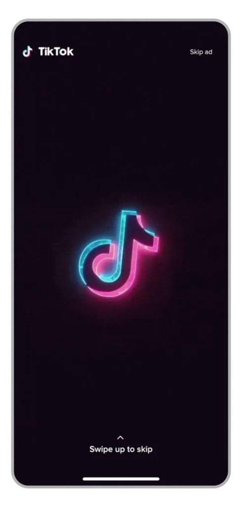 Anúncio in feed ads no TikTok Anúncio animado no formato In Feed Ads do TikTok exibido dentro do feed com opção de pular