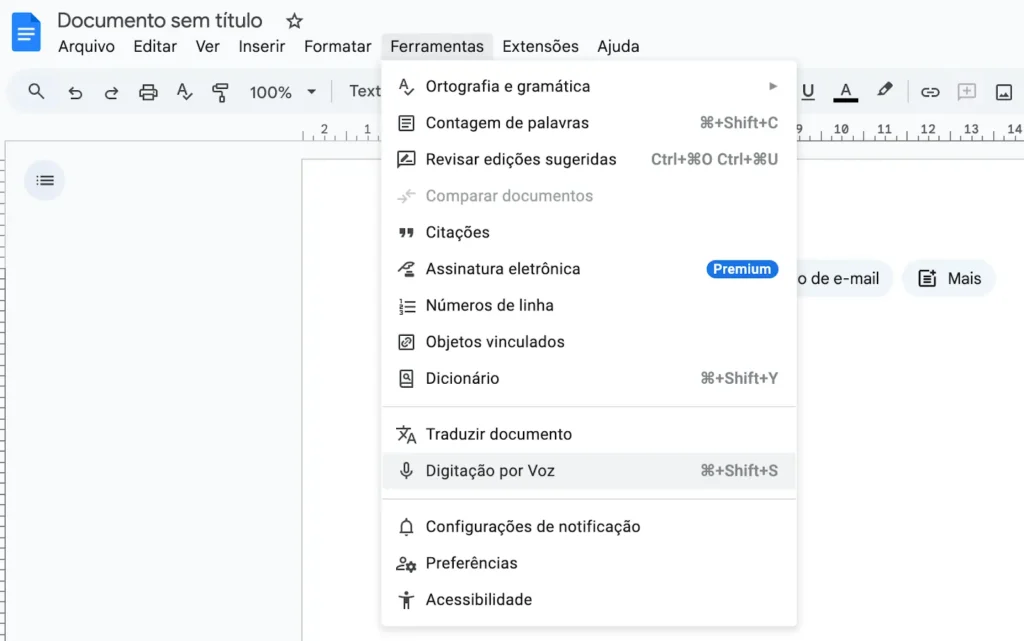 Menu do Google Docs exibindo a opção de digitação por voz, usada para transcrever vídeo do YouTube diretamente em texto.