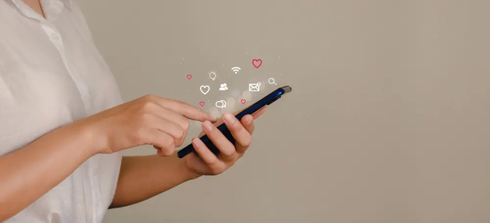 Pessoa usando celular com ícones de redes sociais representando gerador de username