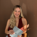 Foto de Júlia Vargas, especialista que usa o Reportei
